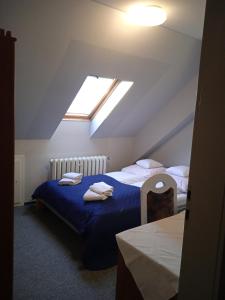 a attic bedroom with two beds and a window at Agroturystyka Na górce 