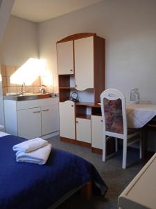 1 dormitorio con cama, escritorio y lavamanos en Agroturystyka Na górce, 
