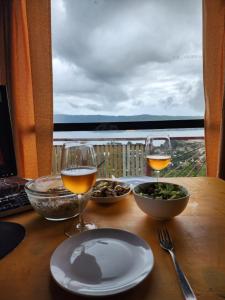 een tafel met twee glazen wijn en een bord eten bij HOSTAL TORRE DEL ESPAÑOL in Valdivia