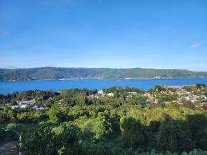 una ciudad a orillas de un lago en HOSTAL TORRE DEL ESPAÑOL, en Valdivia