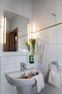 Ένα μπάνιο στο Friends Hotel Kerpen +35 φωτογραφίες