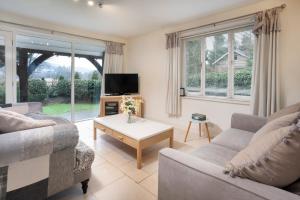 Una sala de estar con dos sofás y un televisor. en The Pavilion, Clappersgate, en Ambleside 10 fotos más