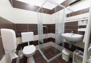 een badkamer met een toilet en een wastafel bij Port étterem&panzió in Balatonmáriafürdő
