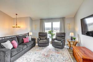 uma sala de estar com um sofá e duas cadeiras em Pet-Friendly Omaha Vacation Rental with Deck! em Omaha