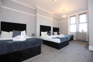 um quarto com 2 camas e toalhas em Hotel Anfield em Liverpool