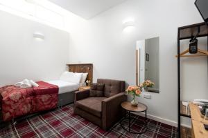 una camera d'albergo con un letto e un divano di SMITH PLACE HOTEL a Edimburgo