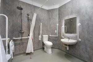 un bagno con un water e un lavandino di SMITH PLACE HOTEL a Edimburgo
