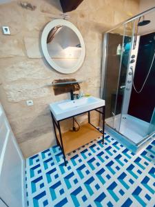 a bathroom with a sink and a mirror at L’inattendu in Uzès