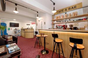 un bar caffetteria con sgabelli e bancone di SMITH PLACE HOTEL a Edimburgo