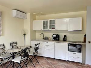 Cucina o angolo cottura di O' Cocooning - Appart dans Bastide proche Aix