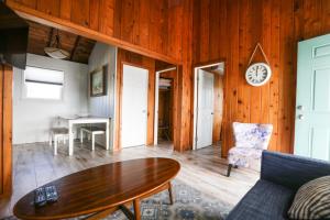 een woonkamer met een tafel en een bank bij The Southwinds in Cape May