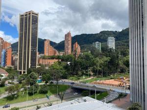 - une vue sur une ville avec de grands bâtiments et un pont dans l'établissement Modern loft with beautiful Mountain View in Bogotá, à Bogotá
