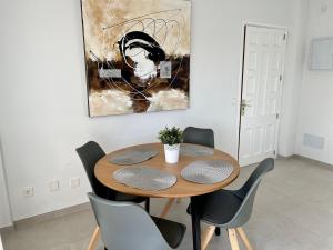 Un comedor con mesa y sillas de madera. en Apartamento Cala Ratjada. Recién reformado, en Cala Ratjada