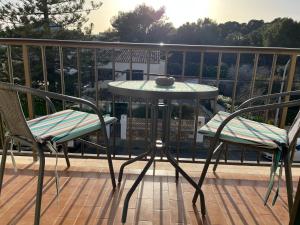 einen Tisch und zwei Stühle auf dem Balkon in der Unterkunft Apartamento Cala Ratjada. Recién reformado in Cala Ratjada