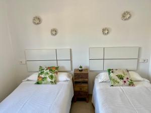 2 Betten nebeneinander in einem Zimmer in der Unterkunft Apartamento Cala Ratjada. Recién reformado in Cala Ratjada