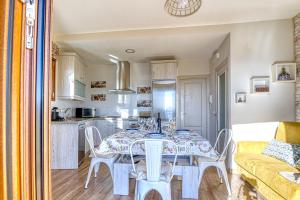 a kitchen and dining room with a table and chairs at La Lancha del Jerte in El Torno