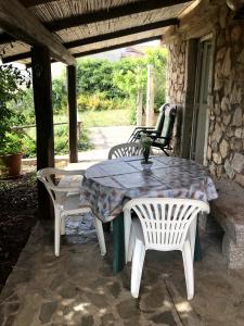 una mesa y sillas en un patio en Villa Ederle en La Maddalena