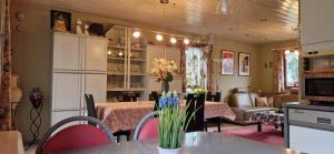 - une salle à manger avec une table et des fleurs dans l'établissement Maison Catharina, à Vielsalm