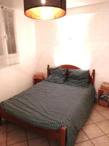 um quarto com uma cama num quarto em Appartement indépendant, Hyper-centre pittoresque em Salon-de-Provence
