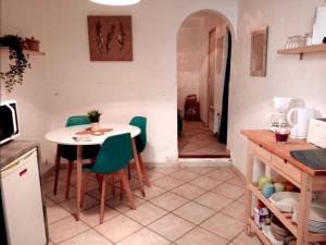 uma cozinha com uma mesa e cadeiras numa cozinha em Appartement indépendant, Hyper-centre pittoresque em Salon-de-Provence