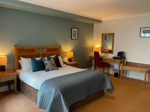 een hotelkamer met een bed, een bureau en een bureau bij Hotel Newport in Newport