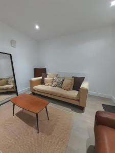 Orchard Lane Great Glen Unique 2 bed cosy home في Great Glen: غرفة معيشة مع أريكة وطاولة قهوة