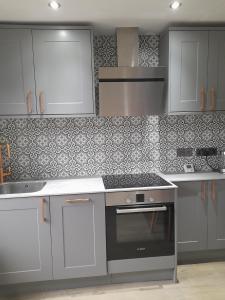 Dapur atau dapur kecil di Orchard Lane Great Glen Unique 2 bed cosy home