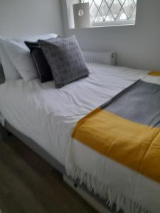 En eller flere senge i et værelse på Orchard Lane Great Glen Unique 2 bed cosy home