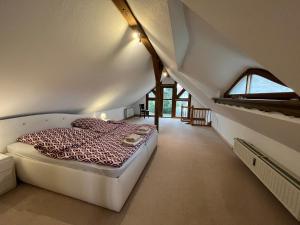 a bedroom with a bed in a attic at Villa Landidyll mit wunderschönem-seperatem Wellnessbereich in Joachimsthal