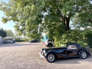 Le Vivier في أميان: سيارة سوداء قديمة متوقفة في موقف للسيارات