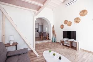 TV a/nebo společenská místnost v ubytování Whitelist Maisonette I and II in Mykonos Town