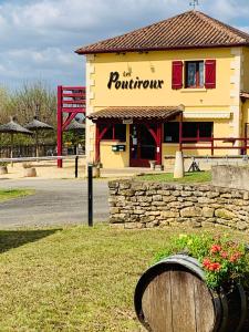 Photo de la galerie de l'établissement Mobil-Home terrasse Semi-Couverte, à Limeuil