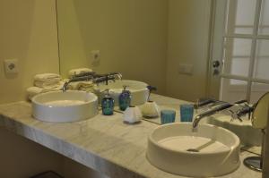 un bancone del bagno con due lavandini e uno specchio di Fernando Pessoa Apartment a Lisbona