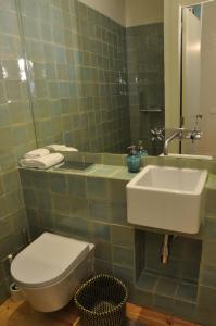bagno con servizi igienici e lavandino di Fernando Pessoa Apartment a Lisbona