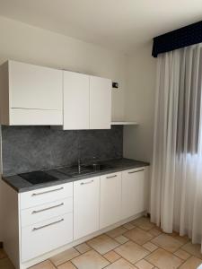 A kitchen or kitchenette at Hotel Lory Ficarolo