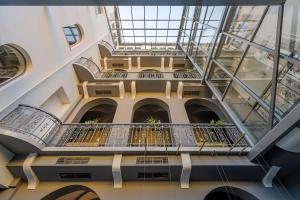 uma vista para o rio de um edifício com escadas rolantes em Hotel Museum Budapest em Budapeste