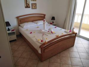 Кровать или кровати в номере Iris Holiday Apartment