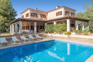 willa z basenem przed domem w obiekcie Lujosa VILLA ES PUIG DE PORTOCOLOM w mieście Cala Murada