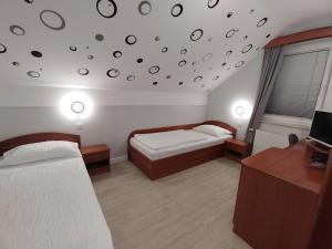 Postel nebo postele na pokoji v ubytování Hotel Bajt Maribor