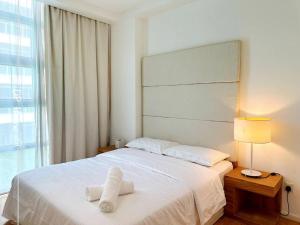 - une chambre avec un lit blanc et 2 serviettes dans l'établissement Pavilion 5 star Spacious 3R 8pax KLCenter, à Kuala Lumpur