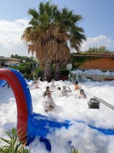 grupa ludzi pływających w basenie z pianą w obiekcie Bungalow charmant à Saint-Cyprien + Piscine partagée w mieście Saint-Cyprien