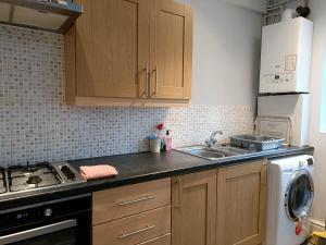 cocina con fregadero y fogones horno superior en Talton House, en Liverpool