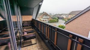 a balcony with chairs and a view of a street at Moderne Ferienwohnung mit Südbalkon in der Nähe der Stever in Lüdinghausen