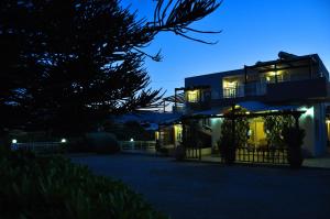 a house at night with its lights on at Lagos Studios & Apartments in Palekastron
