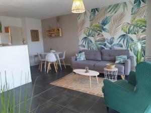 salon z kanapą, krzesłami i stołem w obiekcie Cosy Opal 2CH - Terrasse & Stationnement gratuit w mieście Pau