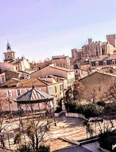 Blick auf eine Stadt mit einem Schloss im Hintergrund in der Unterkunft Plein centre ville Appartement in Salon-de-Provence