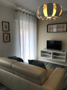 een woonkamer met een bank en een flatscreen-tv bij NEW Cosy & Charming Apartment in Campolide - 3A in Lissabon