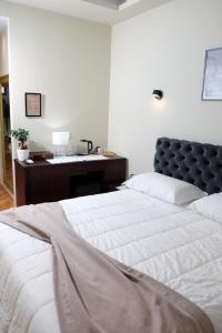 um quarto com uma cama grande e uma secretária em Tebeu coffe and bar em Vlorë
