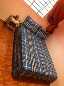 łóżko w rogu pokoju w obiekcie HILAL w mieście Sidi Bu Zajd