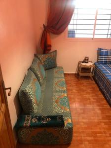 salon z kanapą i łóżkiem w obiekcie HILAL w mieście Sidi Bu Zajd